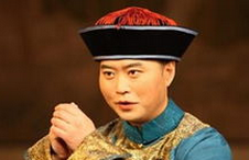 光头加墨镜的奇酷扮相 这还是清末太监的打扮吗
