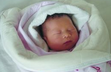 女婴出生四五个小时被弃花坛 寒风中仅裹毛巾