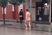 男子为转运裸奔800米 已被警方治安拘留