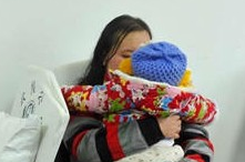 夫妻成都街头兜售儿子 明码标价“一万八”
