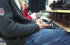 男子约会玩手机 女友提分手：你跟手机过吧