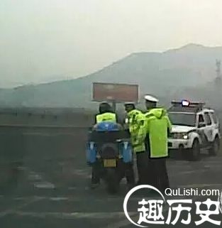 30多辆摩托高速飙车