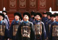 清宫剧中为什么大臣跪拜时要“叭叭”甩两下胳膊