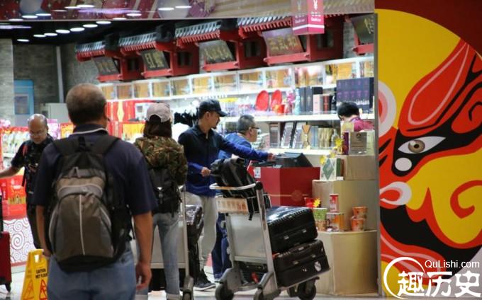 袁文康携神秘女友出征威尼斯 机场亲昵