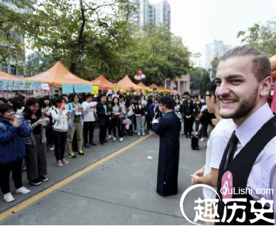 女大学生竞拍男生