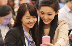 盘点 ： 两会上的美女翻译是怎么炼成的？