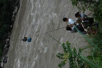 揭秘“溜索渡江”：怒族最不可思议的桥