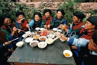 普米族婚礼上为何要夫妇轮吃一碗饭