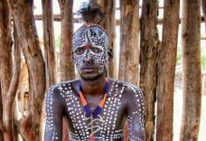 埃塞俄比亚原始部落：妇女崇尚在胸前留下刀疤