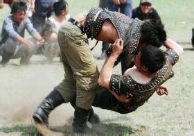 柯尔克孜族习俗 粗犷质朴的柯尔克孜族摔跤