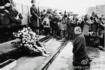 华沙之跪：总统勃兰特在华沙纪念碑前下跪谢罪