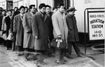 30年前美国高喊痛击日本：议员抡锤砸日货