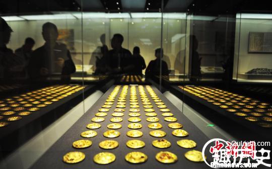 原文配图：数百件金饼、马蹄金、麟趾金、金板等给人以视觉上的冲击和震撼。