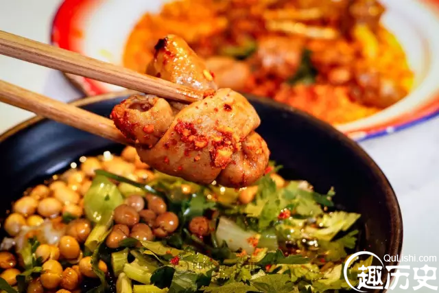 半夜都在排队的成都串串店 得好吃成什么样