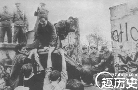 柏林墙倒塌（TodayOnHistory.com）