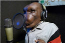 乌干达“最丑男子”逆袭成歌手走红！画面太美