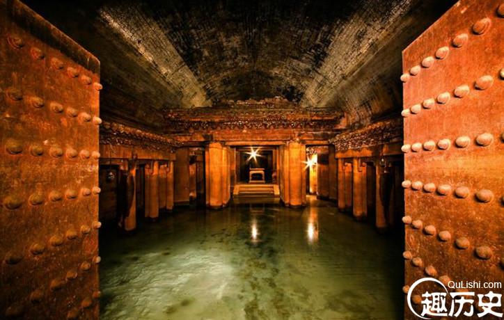 盗墓贼遇诡异事件盗宝贝被尸体坐起吐一脸