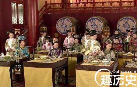 皇帝和妃子一起吃饭
