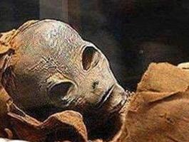 惊呆！外星人尸体竟在2000年前就已藏在金字塔中? 