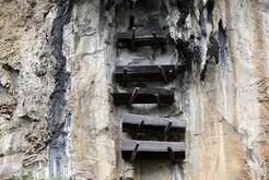 悬棺葬之谜：中国古代悬棺葬是如何做到的