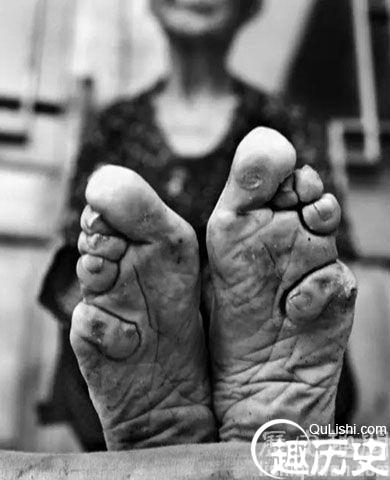 缠足一般都在妇女会走路以后才开始裹脚,在中国生下来就算是一岁,平均