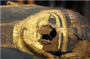 揭秘：2500年古埃及石棺被打开 木乃伊脚趾外露 