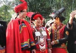 彝族结婚习俗：夫妻二人洞房前要&ldquo;打架&rdquo;