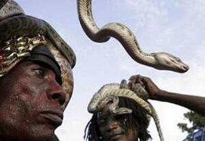 揭秘罕见&ldquo;蛇人&rdquo;部落：不捕蛇就没资格结婚