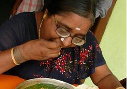 品尝咖喱大餐:揭秘印度人吃饭为何用手抓