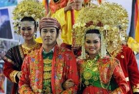 印度奇葩婚俗：丈夫喊三声妻子竟就净身出户