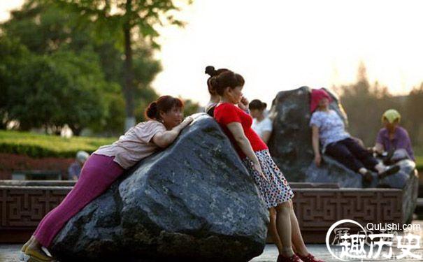 大妈们趴在景观石上