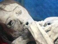 乾隆陵墓的地宫里发现一具完整女尸面目如活人