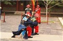 清朝官员叩拜皇帝的时候为何要拍打衣服袖子