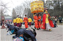 官员叩拜皇帝的时候为何要先拍打几下衣服袖子