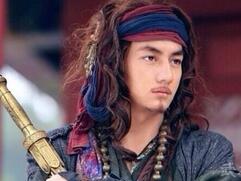 神雕侠侣中霍都在英雄大宴上使用什么兵器