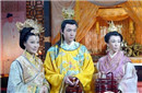 嫁给同性恋皇帝的可怜皇后 耐不住寂寞而自杀