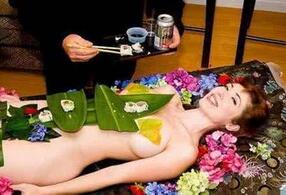 日本奇葩的女体盛宴：处女的身体为美食容器