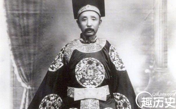 被封二等子爵的张作霖身着冠服