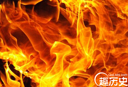 玩打火机点着床单 两熊孩子把家“玩”没了