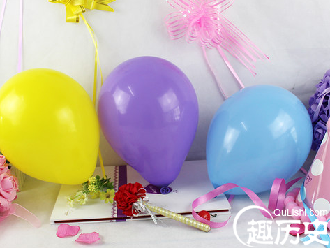 女艺术家身绑2个万气球 在悉尼歌剧院"漂浮"9小时