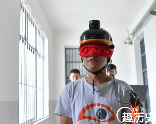 大学生设计出多功能“盲人头盔”：感知周围障碍