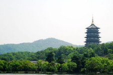 杭州雷峰塔倒坍
