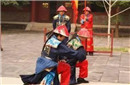 古代官员下跪前为何都先拍几下袖子?有何隐情