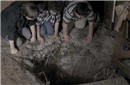 地窖挖出古墓守护三十年 没有动里面一件文物