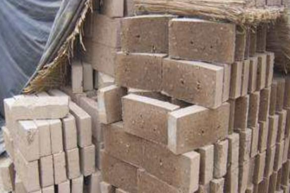 此人为装大款拉了一车砖头，皇上知道后：给他换成黄金