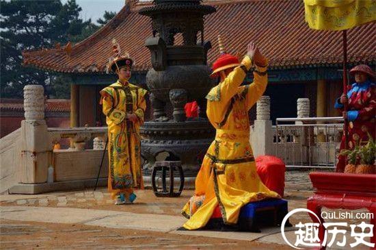 康熙​祭拜孔子不肯下跪，孔子后人挡住墓碑上的1个字，立马就下跪