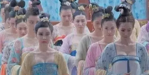 一般人不能理解皇帝难以言语的痛，妖魔横行、鬼魅凄凉