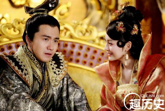 这皇帝竟被大臣逼得造反，结果这大臣却被一厨子杀掉了