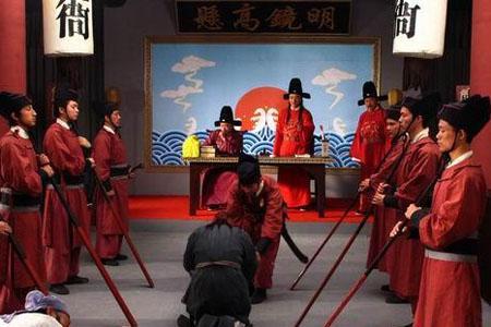 明朝强盗杀了赴任的县令，自己冒充他上任，竟深受百姓的爱戴