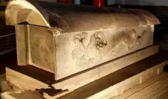 朱元璋不放心刘伯温，死后开棺验尸遇怪事